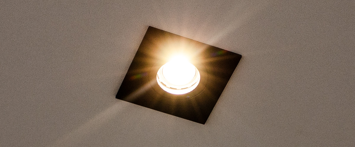 spot encastrable noir carré avec ampoule led gu10