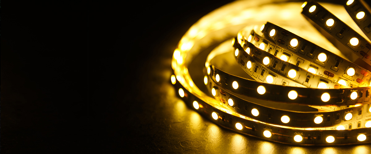 salon avec ruban led au plafond