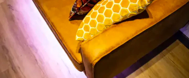 ruban led multicolore sous un canapé