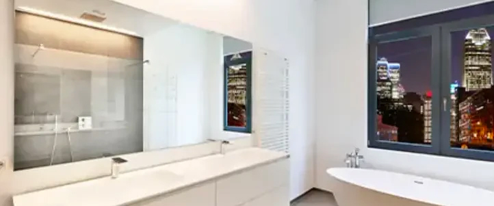 salle de bain avec ruban led blanc