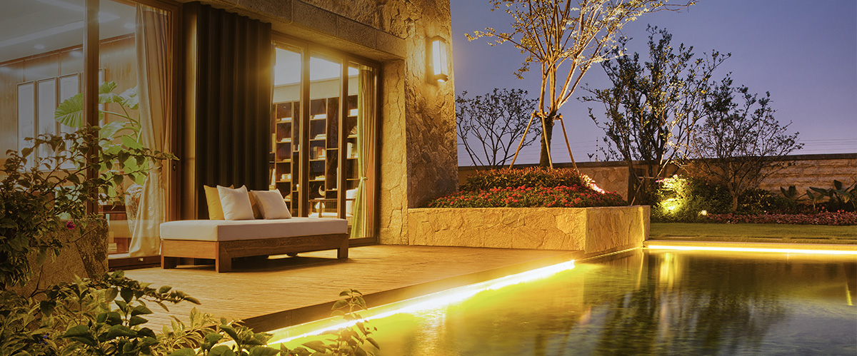 ruban led sur le rebord d'une piscine extérieur